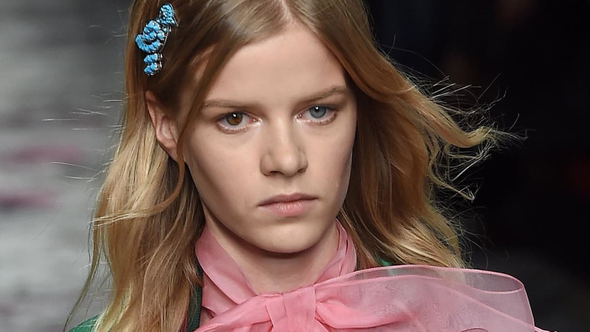 epa04945004 A model presents a creation from the Spring/Summer 2016 collection of Gucci by Italian designer Alessandro Michele during the Milan Fashio​n Week, in Milan, Italy, 23 September 2015. The Milano Moda Donna runs from 23 to 28 September. 