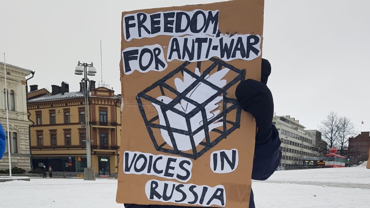 Mielenosoittaja Freedom for anti-war voices in Russia -juliste käsissä