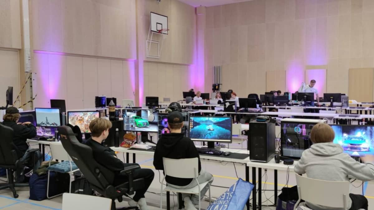 Nuoria istuu tietokoneiden äärellä Imatran Mansikkalan koulukeskuksessa laneissa.