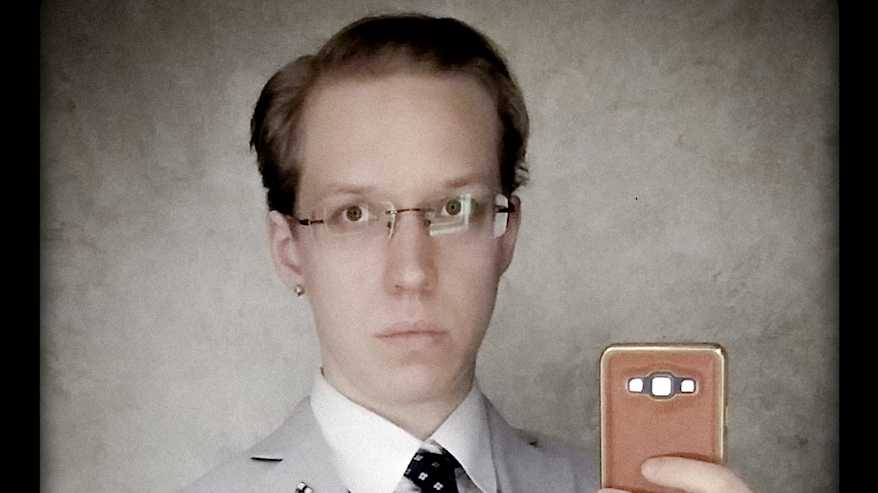 Valokuva detransitioituneesta "Sametista" miehenä.