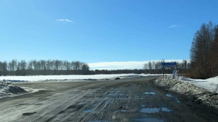 Kelirikkoinen Heinijänkäntie Torniossa kevättalvella 2024. Tiessä on runsaasti painaumia ja kuoppia, kuopissa on vettä.