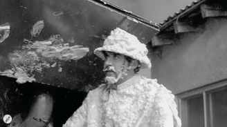 Sammutusvaahdon peitossa oleva palomies Esson öljyvarastopalossa 1973.