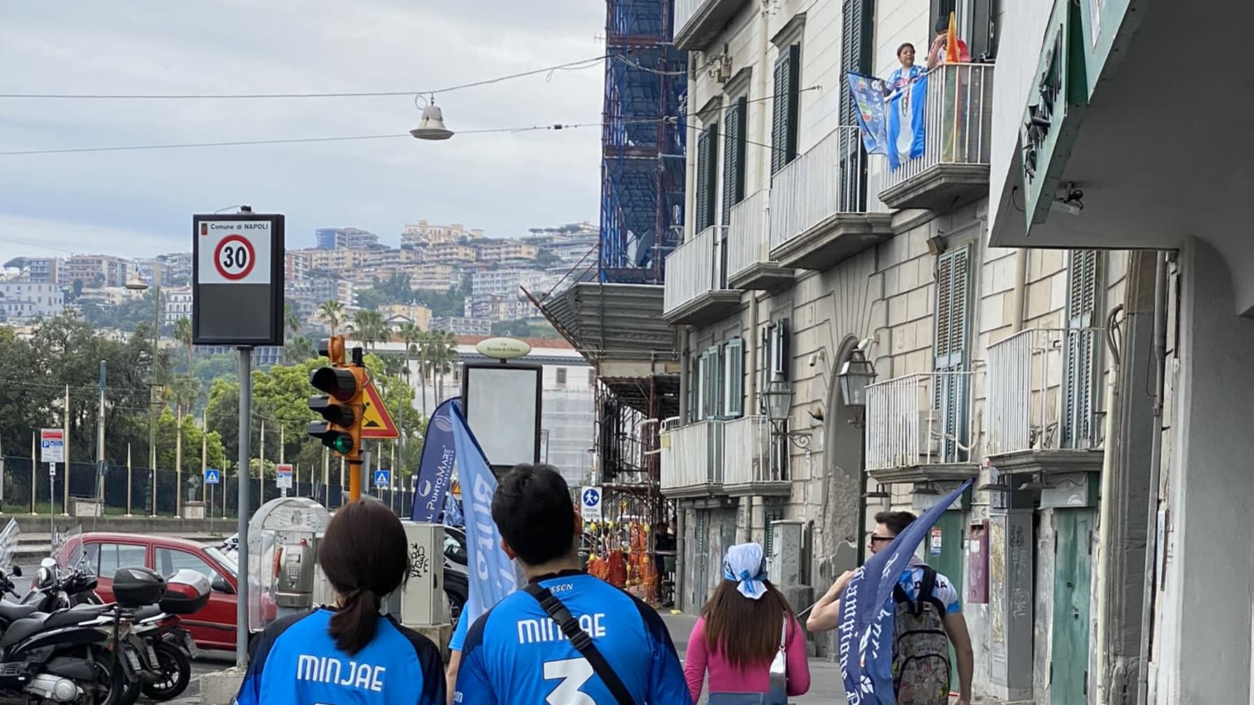 Korealaisia jalkapallofaneja Napolissa.