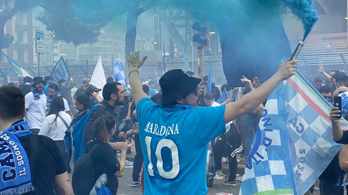 Napoli fani juhlii Maradonan paidassa.