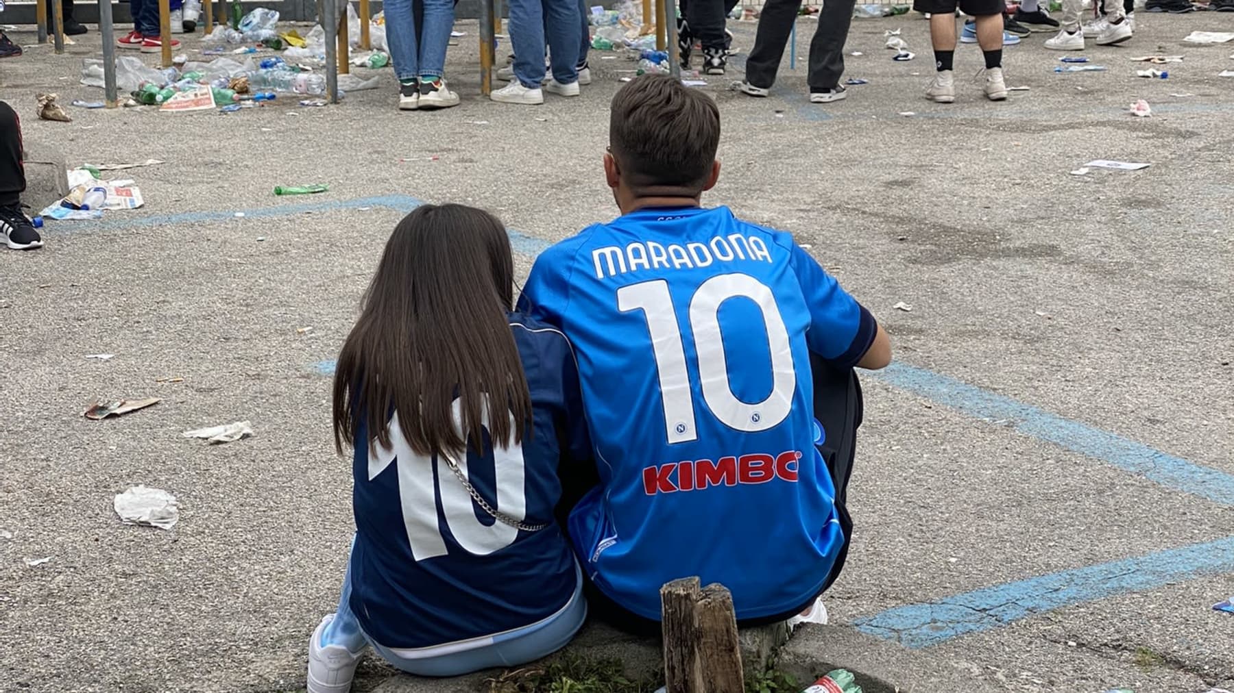 Napolin fanit jännittävät peliä Maradonan paidoissa.