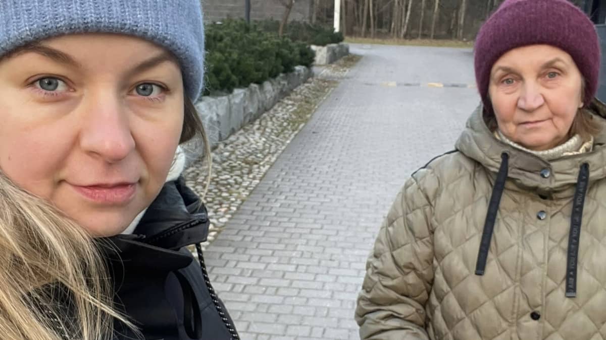 Alina Baykova-Töyräs äidin kanssa Suomessa.