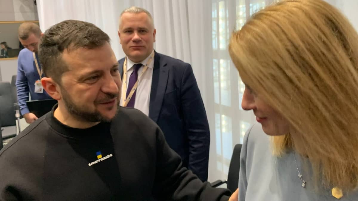 Ukrainas president Volodymyr Zelenskyj samtalar med Estlands premiärminister Kaja Kallas under hans besök i Bryssel.