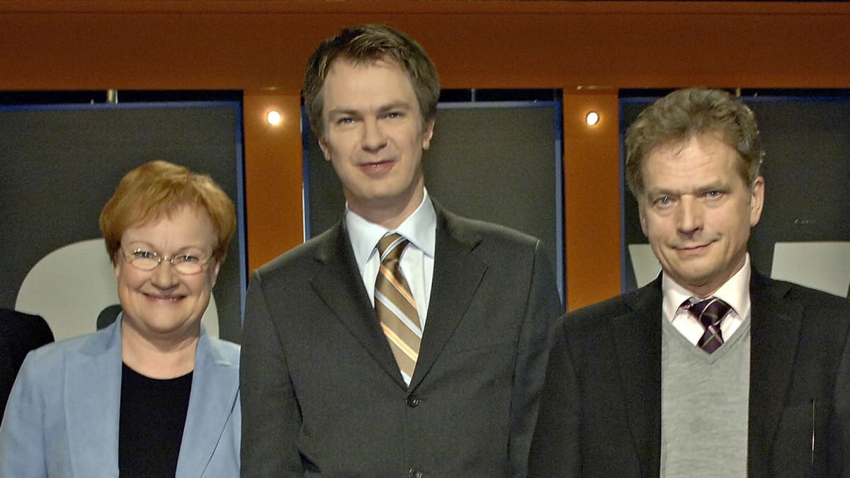 Tarja Halonen ja Sauli Niinistö Uutisvuoto-ohjelman vieraina ennen vuoden 2006 presidentinvaalien toista kierrosta. Kuvassa myös juontaja Peter Nyman (kesk) ja vakiovieraat Tommy Tabermann (1. vas) ja Jari Tervo (1. oik).