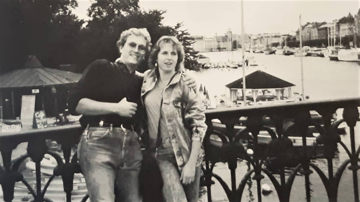 Joku hyökkäsi länsisaksalaisen pariskunnan kimppuun Viking Sallylla alle vuorokausi tämän kuvan ottamisen jälkeen. Klaus Schelkle kuoli ja Bettina Taxis loukkaantui vakavasti. 