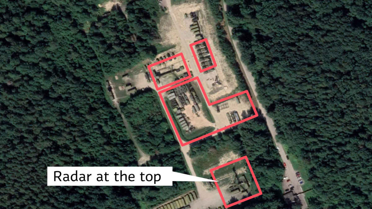 Sateliittikuva jossa näkyy sotakalustoa