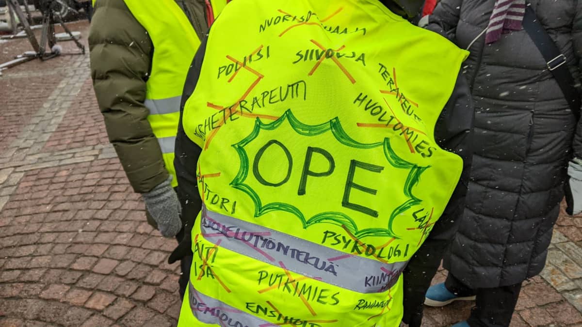 Helsingin Senaatintorilla mielenilmauksessa oleva henkilö näyttää huomioliiviään.