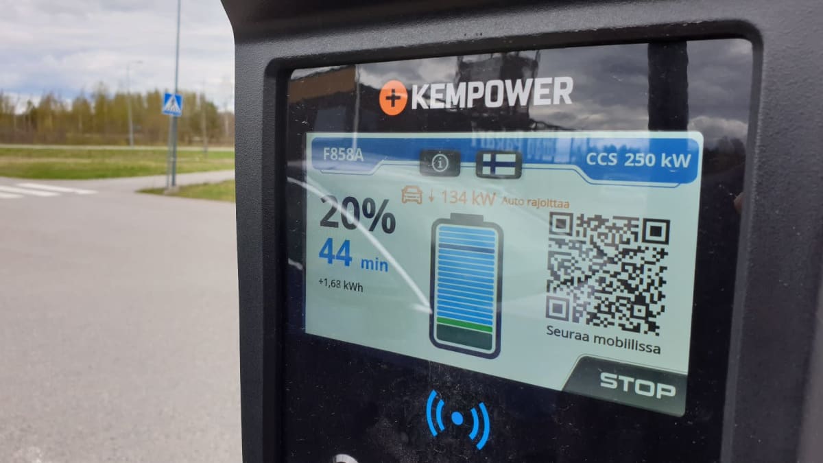 Sähköautojen pikalatauspisteen näyttö, tekstinä lataustaso 20 prosenttia, latausaika 44 minuuttia, teho 134 kilowattia, auto rajoittaa.