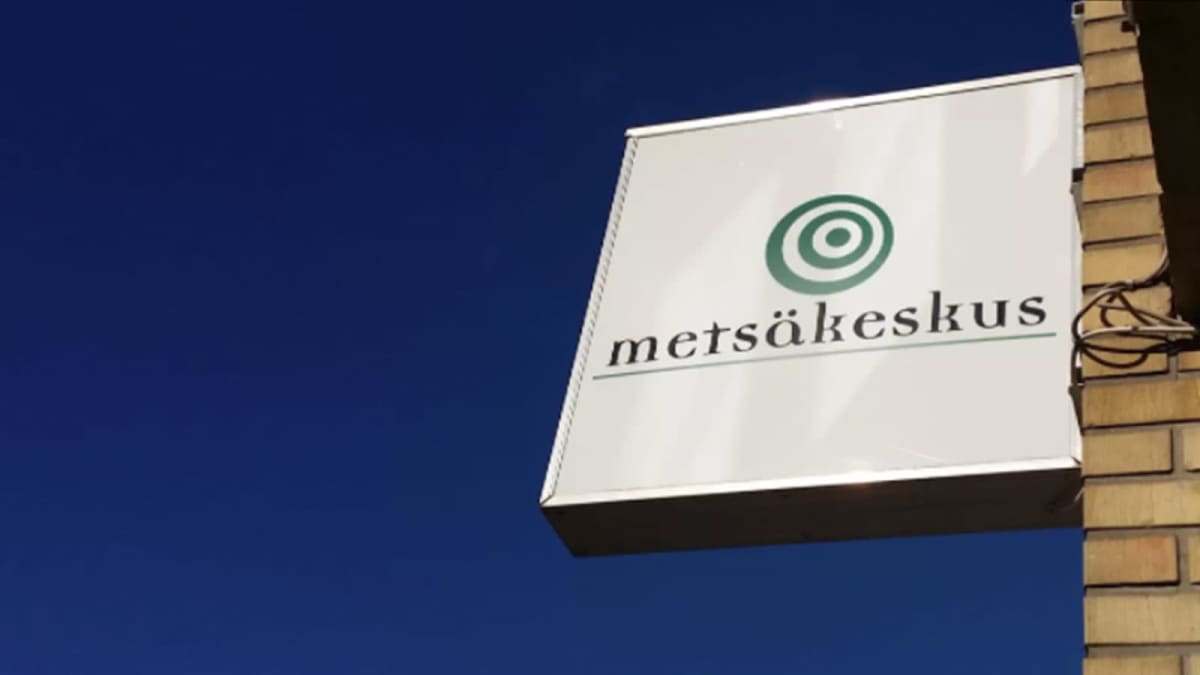 Skylt med texten Metsäkeskus på Skogscentralens byggnad.