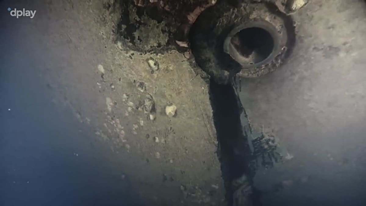 Hål i Estonia skrov på video som spelats in med hjälp av en undervattensrobot. 