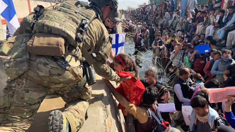 Kabulin lentokentällä evukuoidaan ihmisiä.