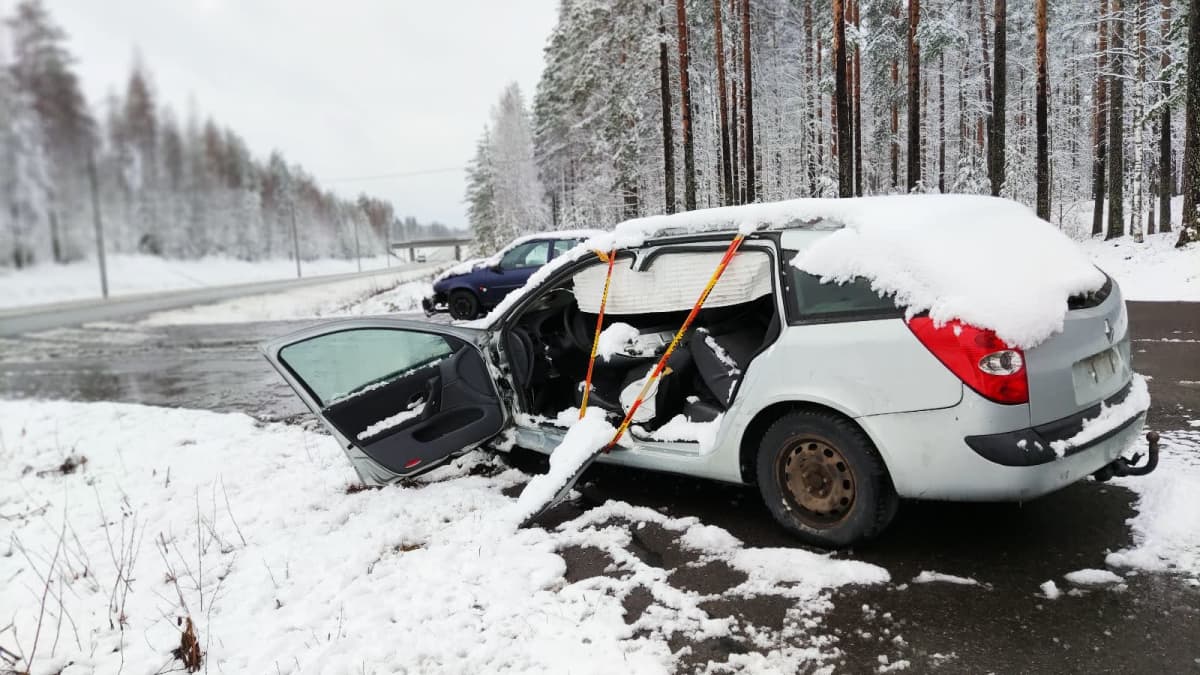 Kolaroitu auto Kontiolahden Uurossa.