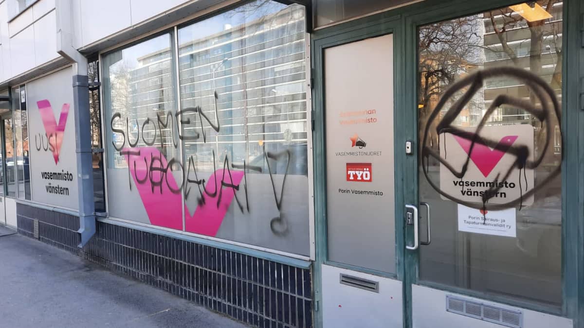 Hakaristi ja teksti Satakunnan Vasemmistoliiton toimiston ikkunassa