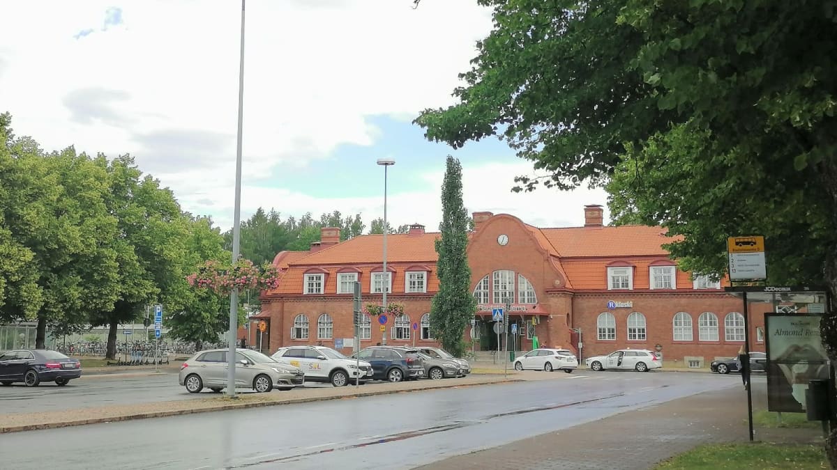 Hämeenlinnan rautatieasema kaupungin suunnasta kesäsateen jälkeen.