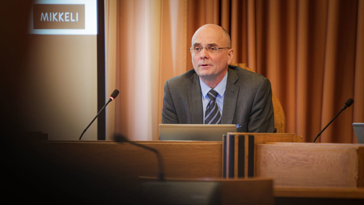 Mikkelin kaupunginjohtaja Timo Halonen esittelee vakavana esitystään vuoden 2022 talousarvioksi.