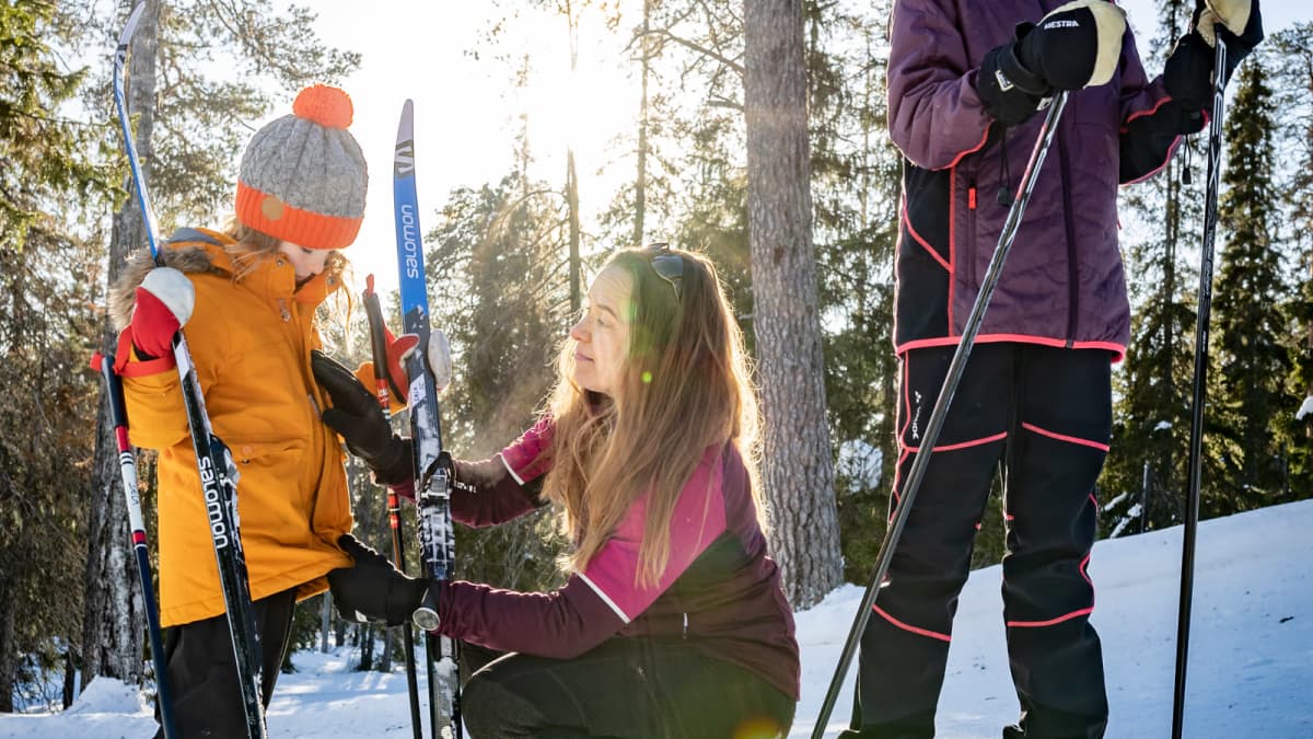 Satu Rämö lastensa kanssa hiihtoretkellä Äkäslompolossa.