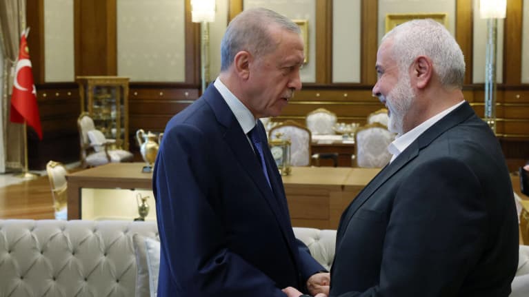 Turkin presidentti Recep Tayyip Erdogan tapasi Hamasin poliittisen johtajan Ismail Haniyehin kesällä 2023.