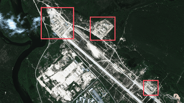 Alakurtin varuskunta satelliittikuvassa 26.6.2022. Kuvaan on merkitty punaisella alueet, joista on lisäksi tarkemmat kuvat.