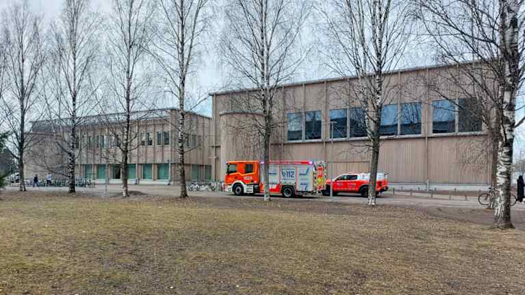 Hälytysajoneuvoja koulun ulkopuolella.