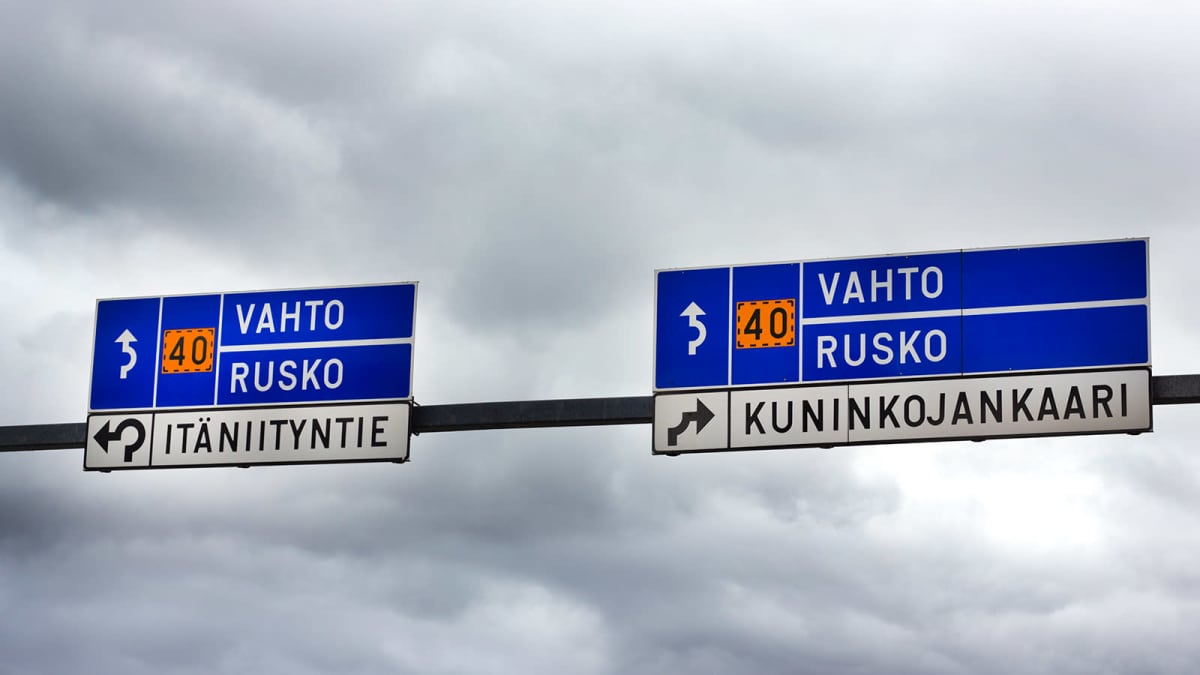 Kuninkojantien liikenneympyrästä pääsee erkanemaan vasemmalta kaistalta Itäniityntielle ja oikealta Kuninkojankaarelle.