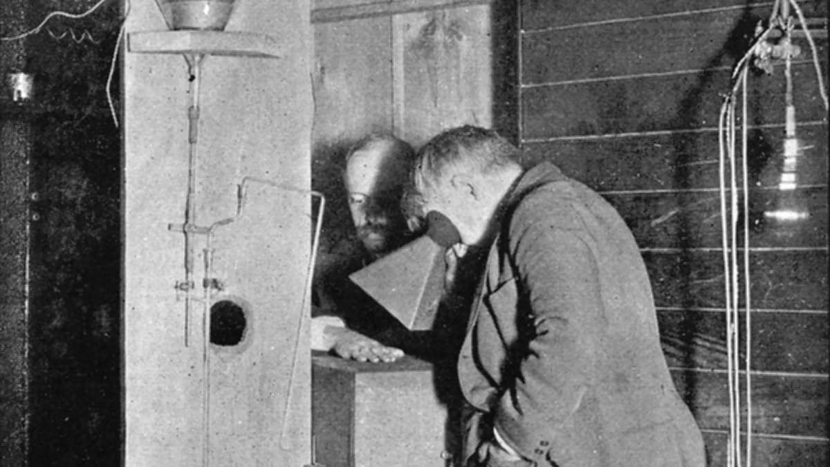 Edison kuvaa apulaisensa Dallyn kättä röntgenlaitteella.