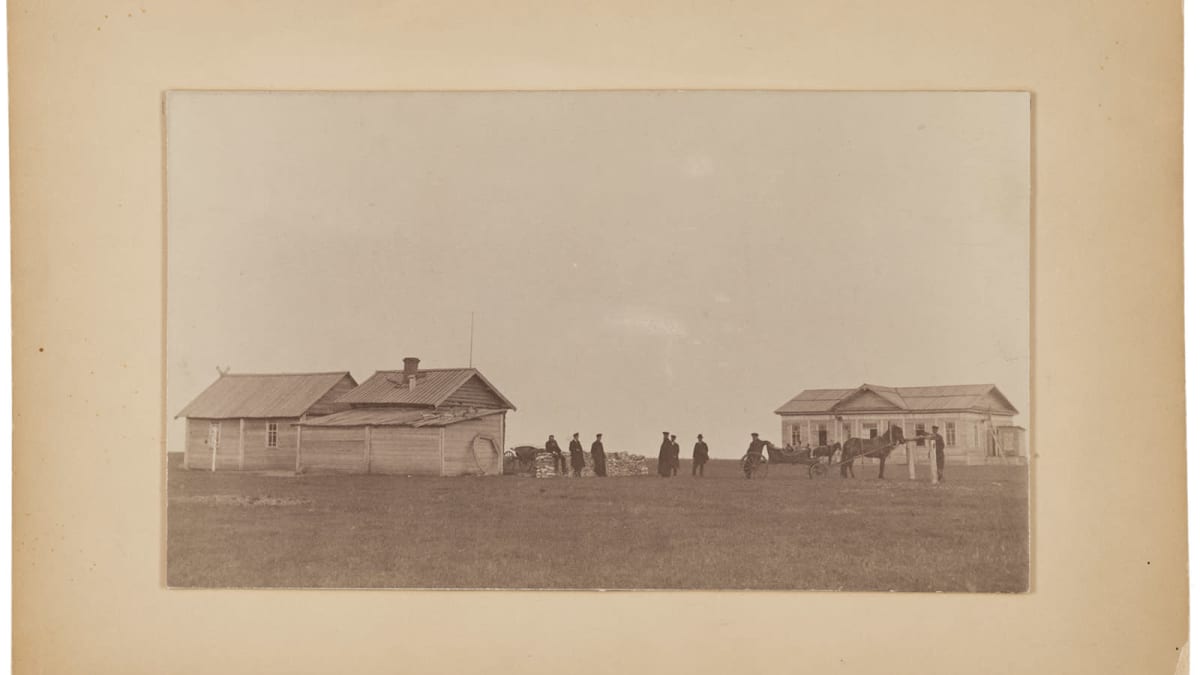 Pysähdyspaikka Siperiaan karkotetuille. Hevoskärryt pihalla 1890-luvulla..