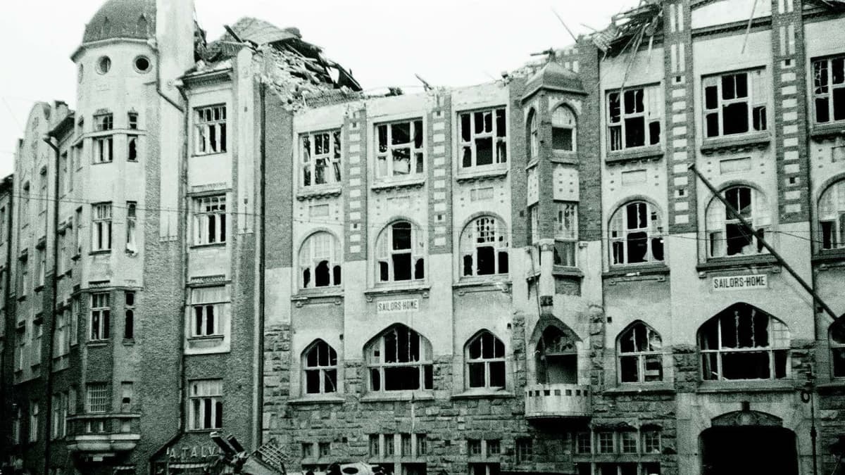 Sortunut katto ja rikkoutuneet ikkunat pommitusten jälkeen. Kerrostalo Katajanokalla.
