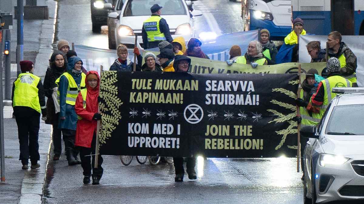 Elokapinan mielenosoitus Tampereen Hämeenpuistossa.