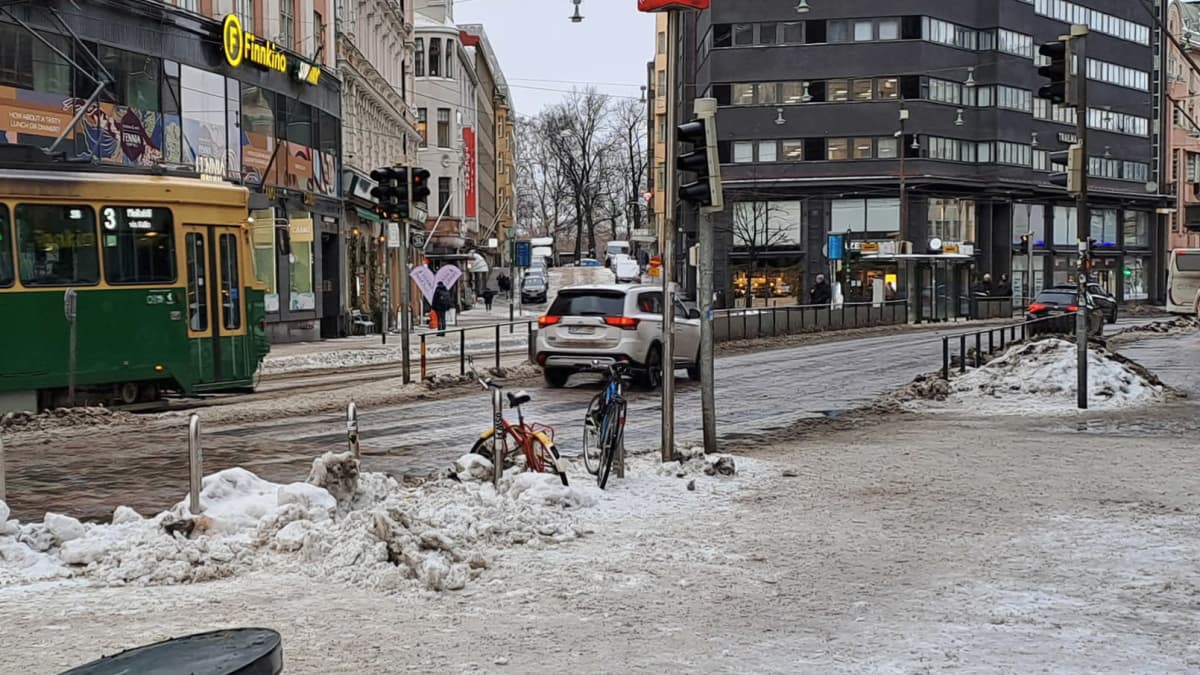Liikennettä lumisohjossa Kaisaniemessä.