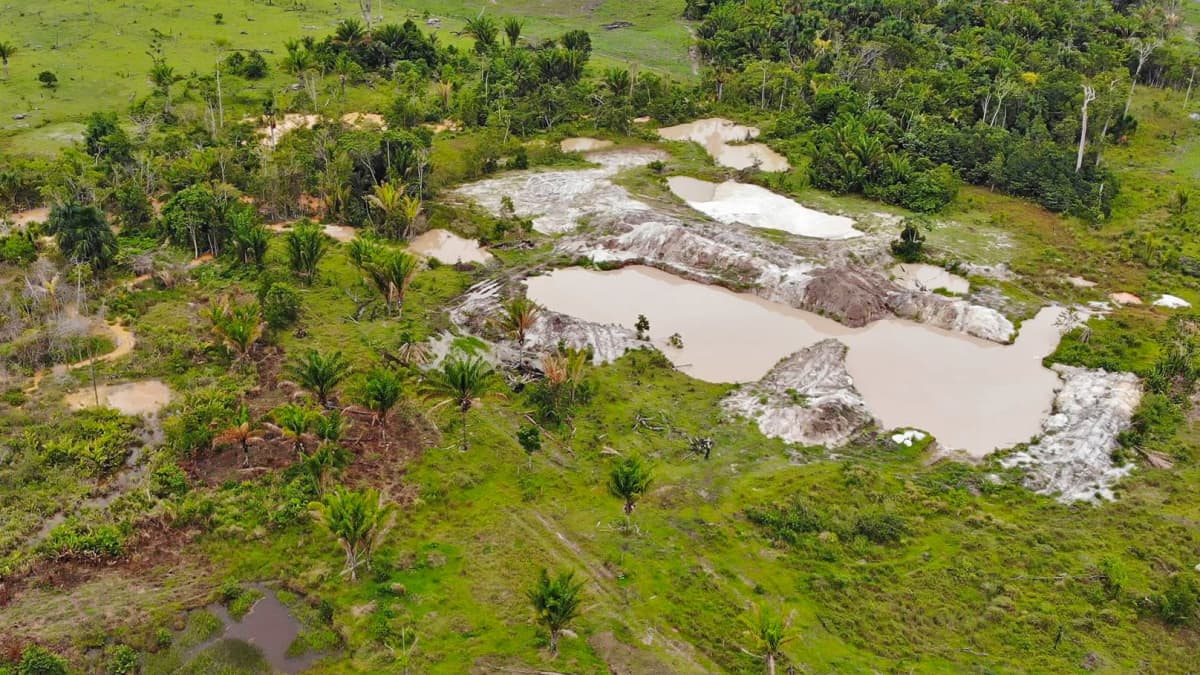 Ilmakuva hylätyn kultakaivoksen jätevesialtaista Parán osavaltiossa Brasiliassa
