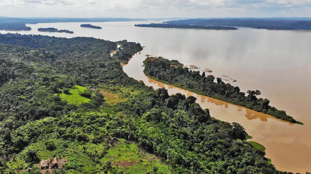 Ilmakuva Tapajós- ja Jamanxim-jokien yhtymäkohdasta Brasiliassa, alhaalla etualalla munduruku-intiaanien Sawré Muybu -kylä.