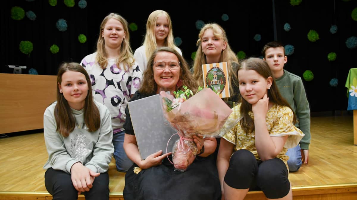 Luku-Varkaus palkinnon saaja Maami Snellman voittajan valinneen lapsiraadin ympäröimänä.