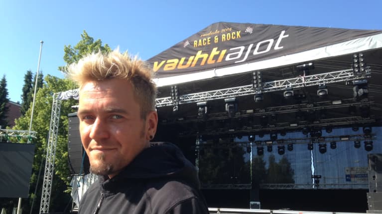Promoottori Kalle Keskinen kuvattuna Vauhtiajojen lavan edessä. 