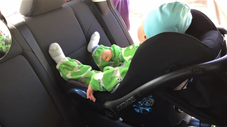 Lapsi autossa turvakaukalossa.