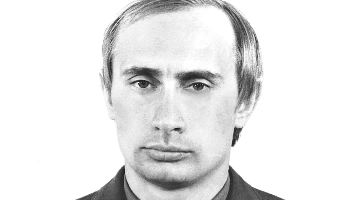 Vladimir Putin kuvattuna KGB-upseerina.