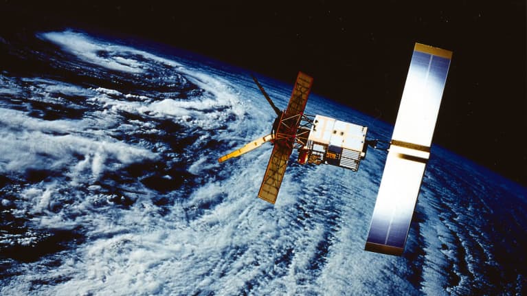 ERS-2 -satelliitti avaruudessa taiteilijan näkemänä.