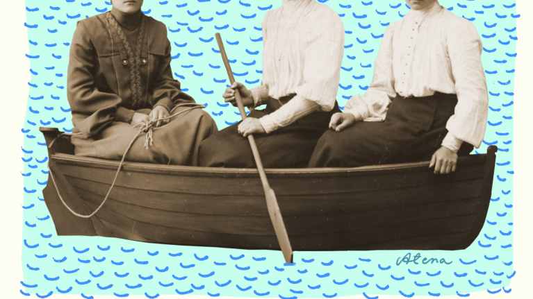 Aikamatka hyvään elämään- kirjan kansi, jossa vuosisadan vaihteen naisia soutuveneessä olkihatut päässään. 