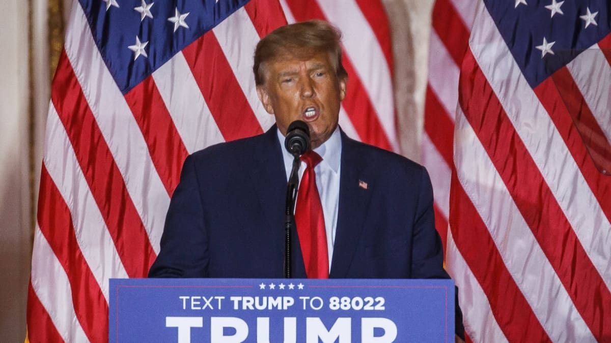 Trump puhuu, taustalla USA:n lippu. 