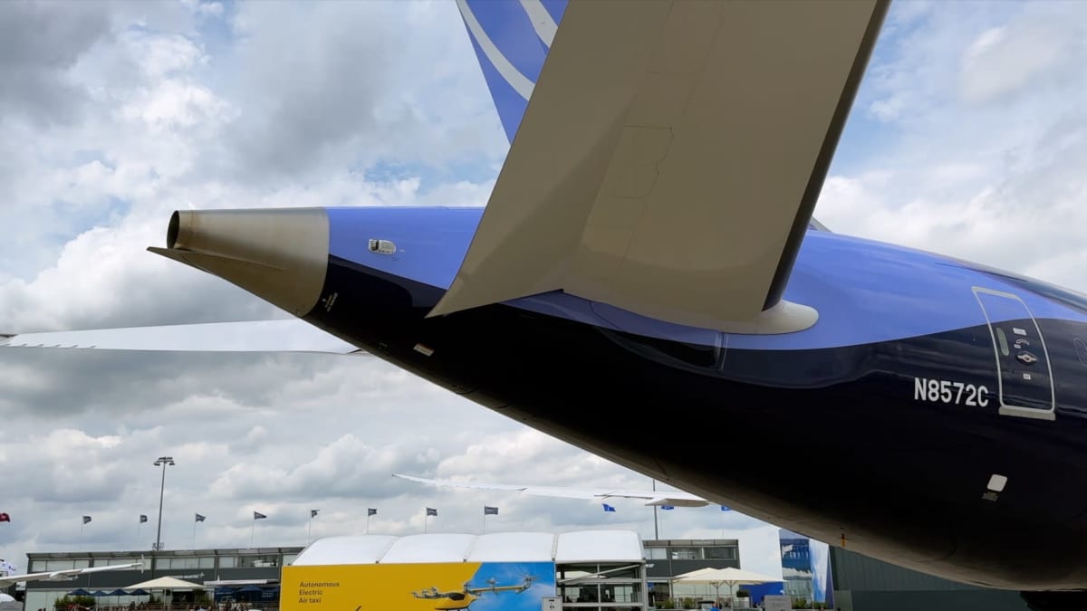 Boeing 787 Dreamliner -matkustajakoneen perä, missä sijaitsee sähköä tuottava kaasuturbiini.