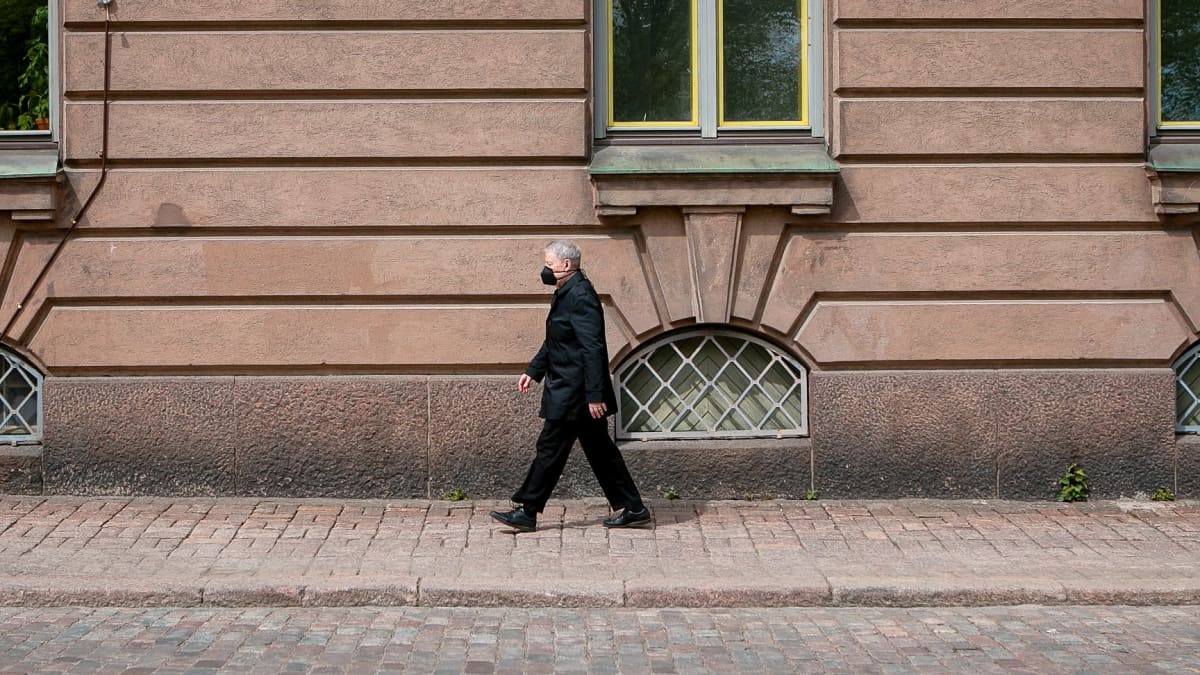 Pianoprofessori Matti Raekallio kävelee kadulla.