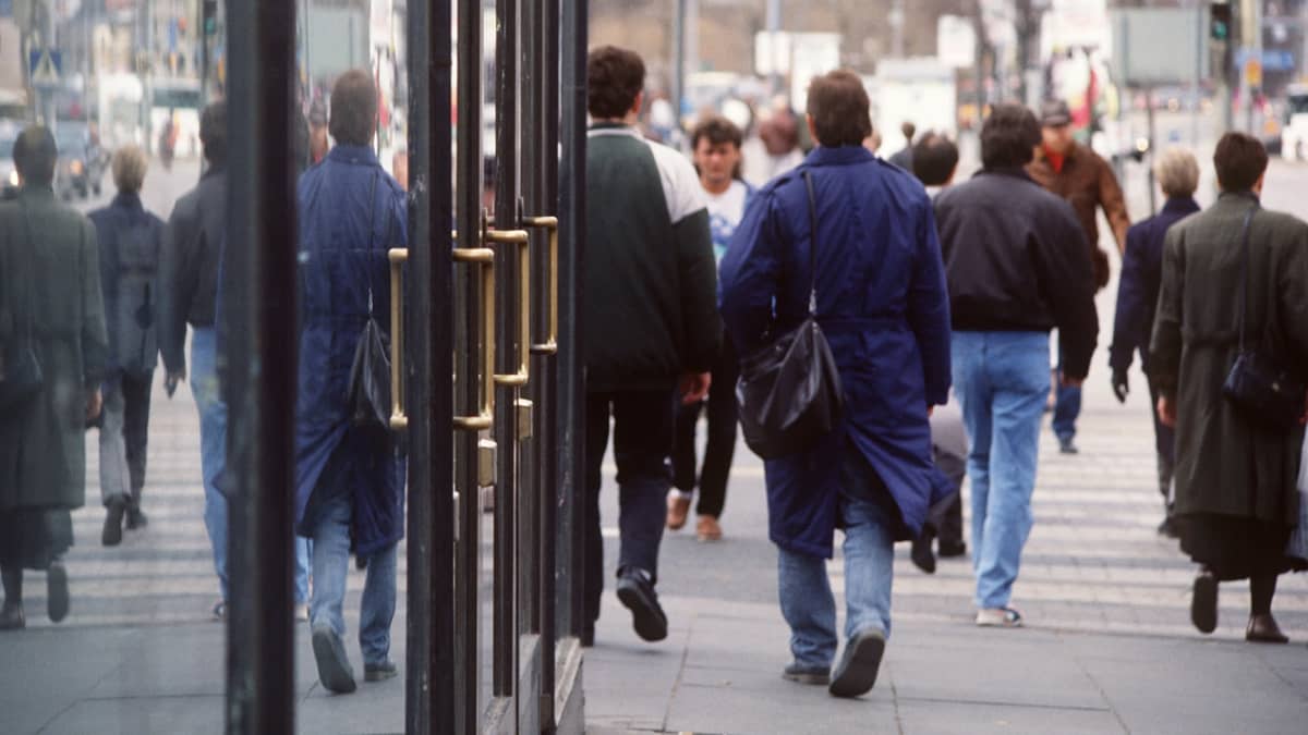 Ihmisiä kadulla vuonna 1992.