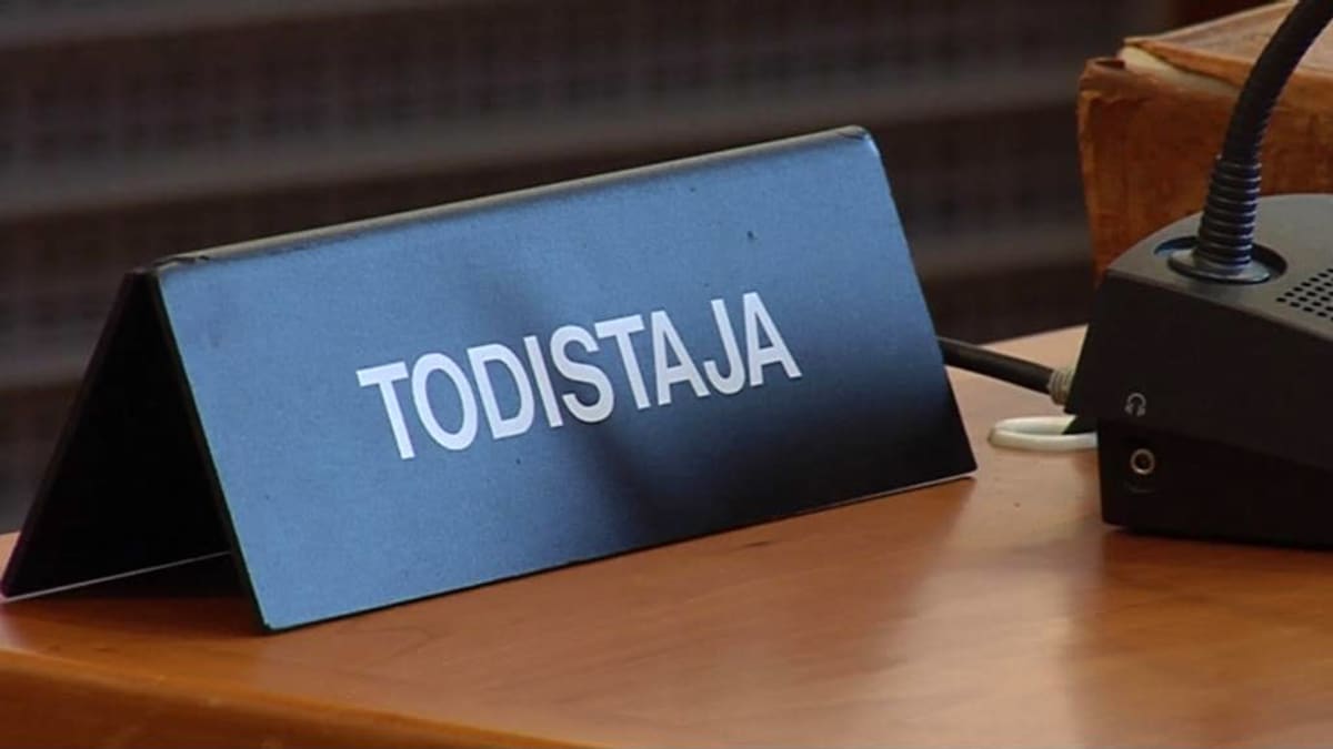 Pöydällä oleva todistaja-kyltti Pohjois-Savon käräjäoikeudessa.