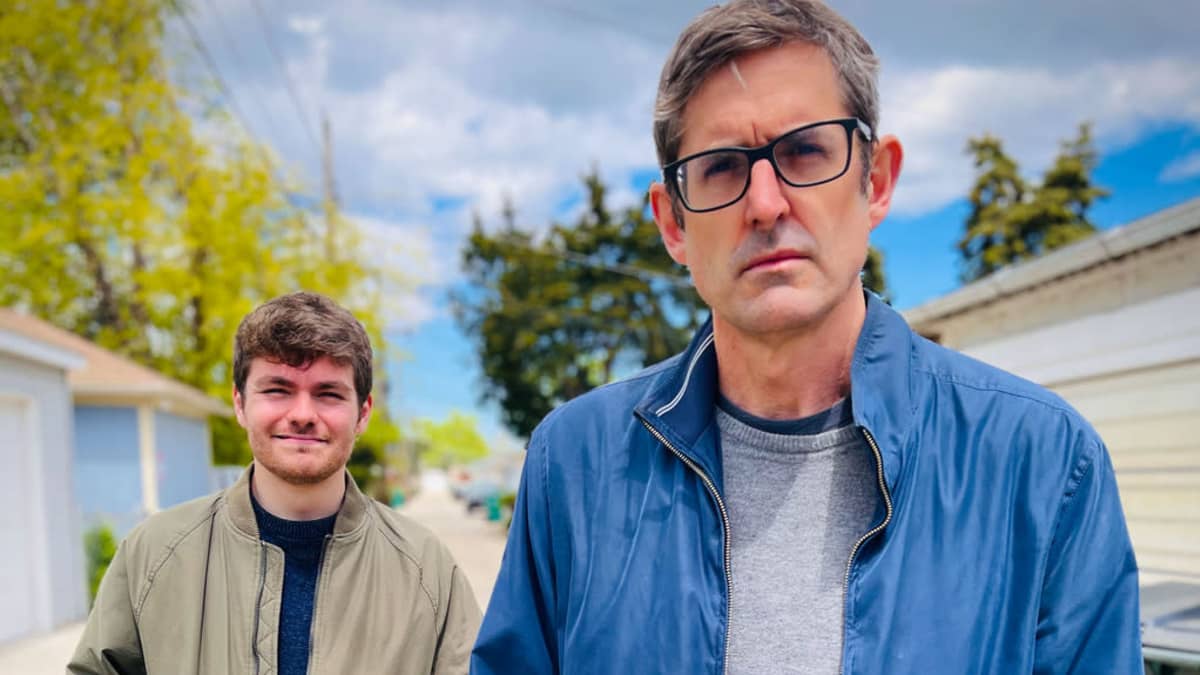 Äärioikeistolainen Nick Fuentes ja dokumentaristi Louis Theroux.