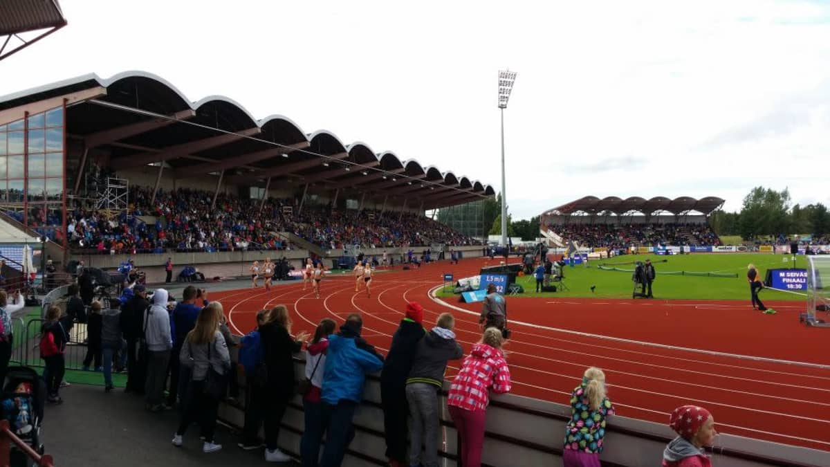 Porin stadionilla yleisurheilukipailut.