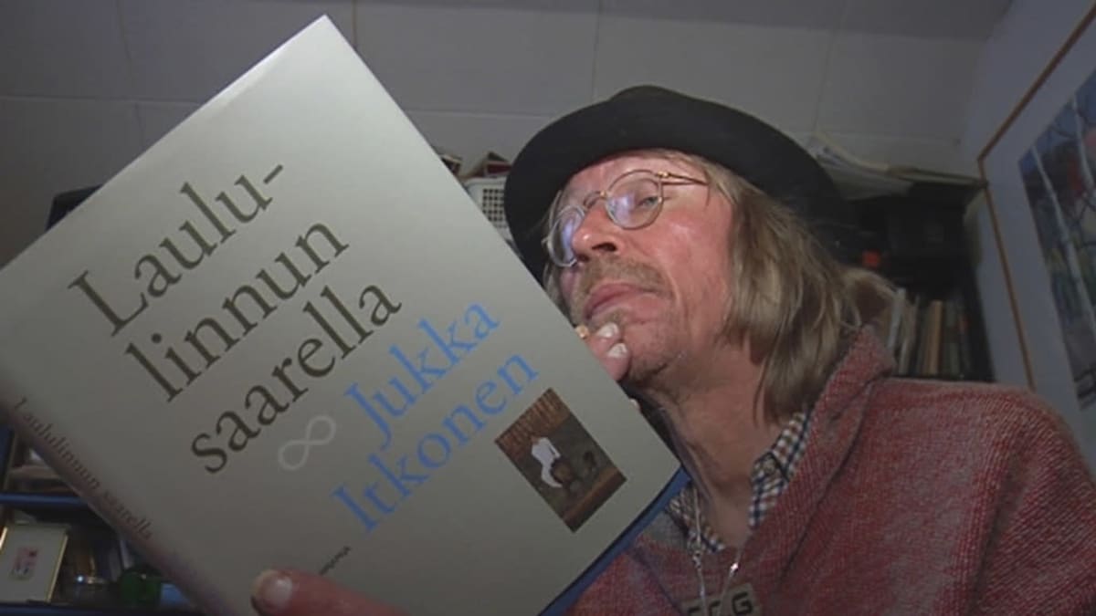 Taiteilija Jukka Itkonen lukee kirjaa. 