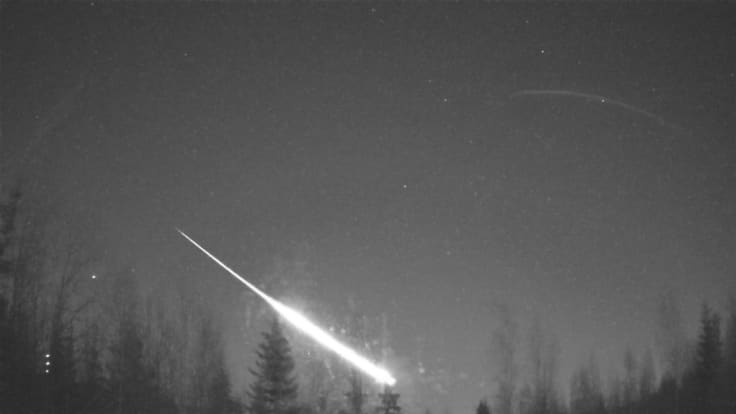 Mustavalkokuva tulipallosta, joka on tallentunut meteorikameraan.